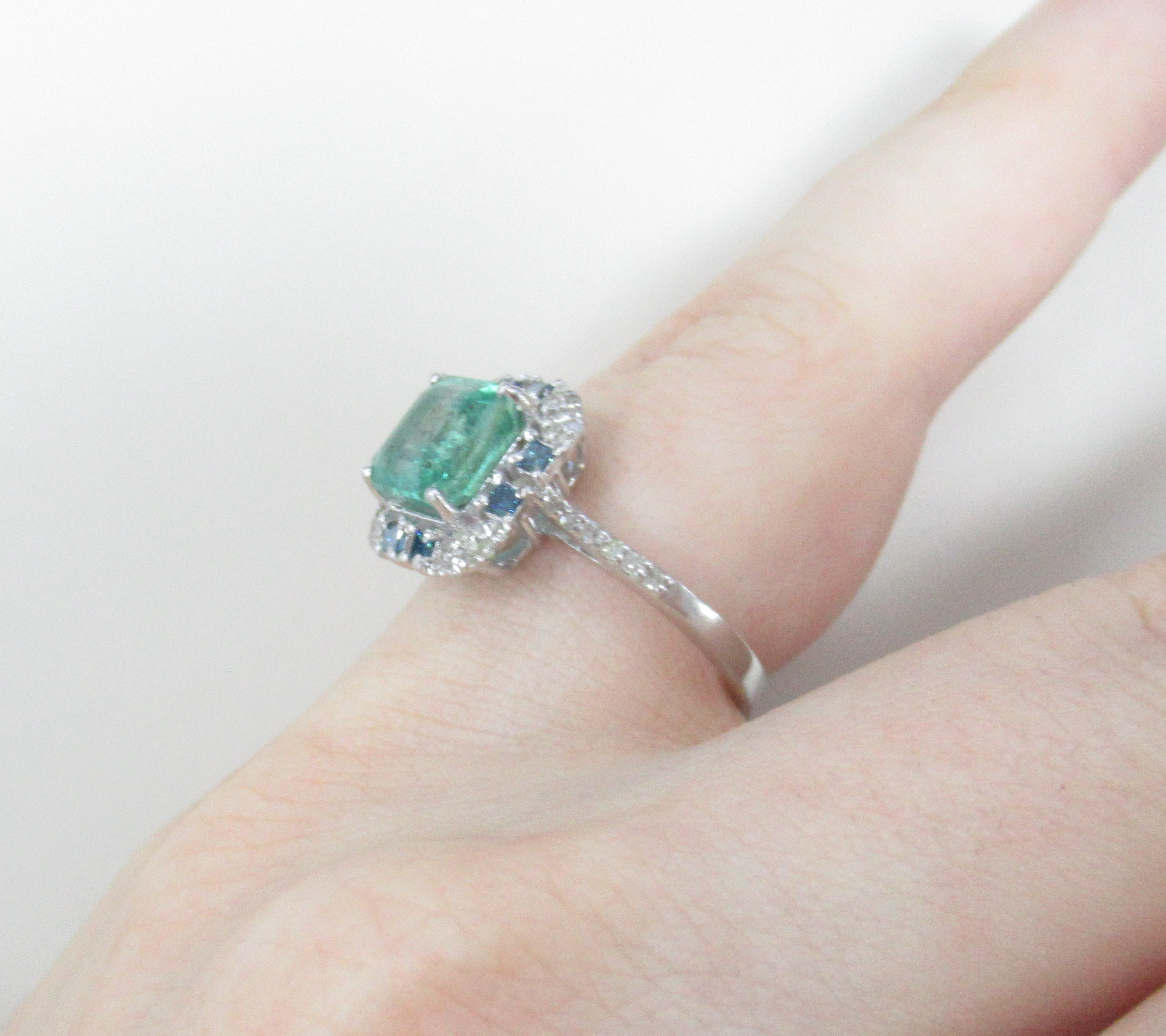 Серебряное кольцо 925 пробы; вставки 1 Изумруд (F) 2,27ct 3/Г3; 8 Бр.Кр-33 0,18ct 5/5; 44 Бр.Кр-17 0,18ct 2/4